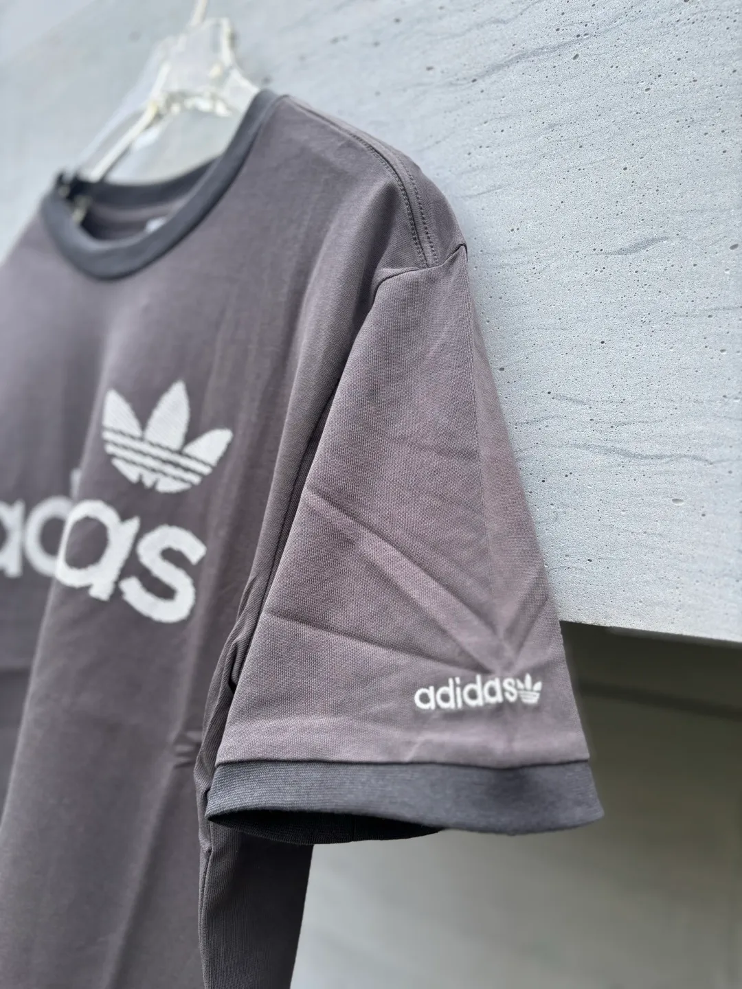 𝟬𝟱𝟰𝟰#Exclusive real shot/difference between various stolen pictures and online version on the market [𝗮𝗱𝗶𝗱𝗮𝘀Adidas Clover & Wang Hexi Same Style Contrast Retro T-shirt] ✅This Retro contrast T-shirt directly brings out the American Retro feel. Classic round neck contrast hemming design, white and red Dark Gray is available in two colors, no matter the skin color or body shape, the same style for men and women can be easily chosen as a couple's style! . ✅ Original mold opening, pure original/tag washed wheat ribbon individually coded/full set of 1:1 customized accessories ➕Customized three-label ➕𝗬𝘂𝗮𝗻 version of the tag ➕𝗹𝗼𝗴𝗼 packaging bag🔥 ➕Scan the QR code to enter the official website. Complete with three labels! Perfect Quality! Highly recommended! ✅Top version, ins Xiaohongshu Kuaishou = lots of bloggers’ outfits. ✅Adi’s absolute Hot Sale star Same Style details are online, feel free to compare! The iconic Adidas logo embellishes the chest, highlighting the brand's charm. Fixed color and classic three-bar stripes, classic will never go out of style! Versatile is not picky, the original model is perfect for the upper body, so buy it with your eyes closed! ✅Easily adaptable to various sports or daily leisure scenes. Whether you are running for fitness or hanging out on the street, it can keep you full of energy without losing the sense of fashion. ✅Complete sizes to meet the needs of different body shapes! Color;Dark Gray Size S-XXL